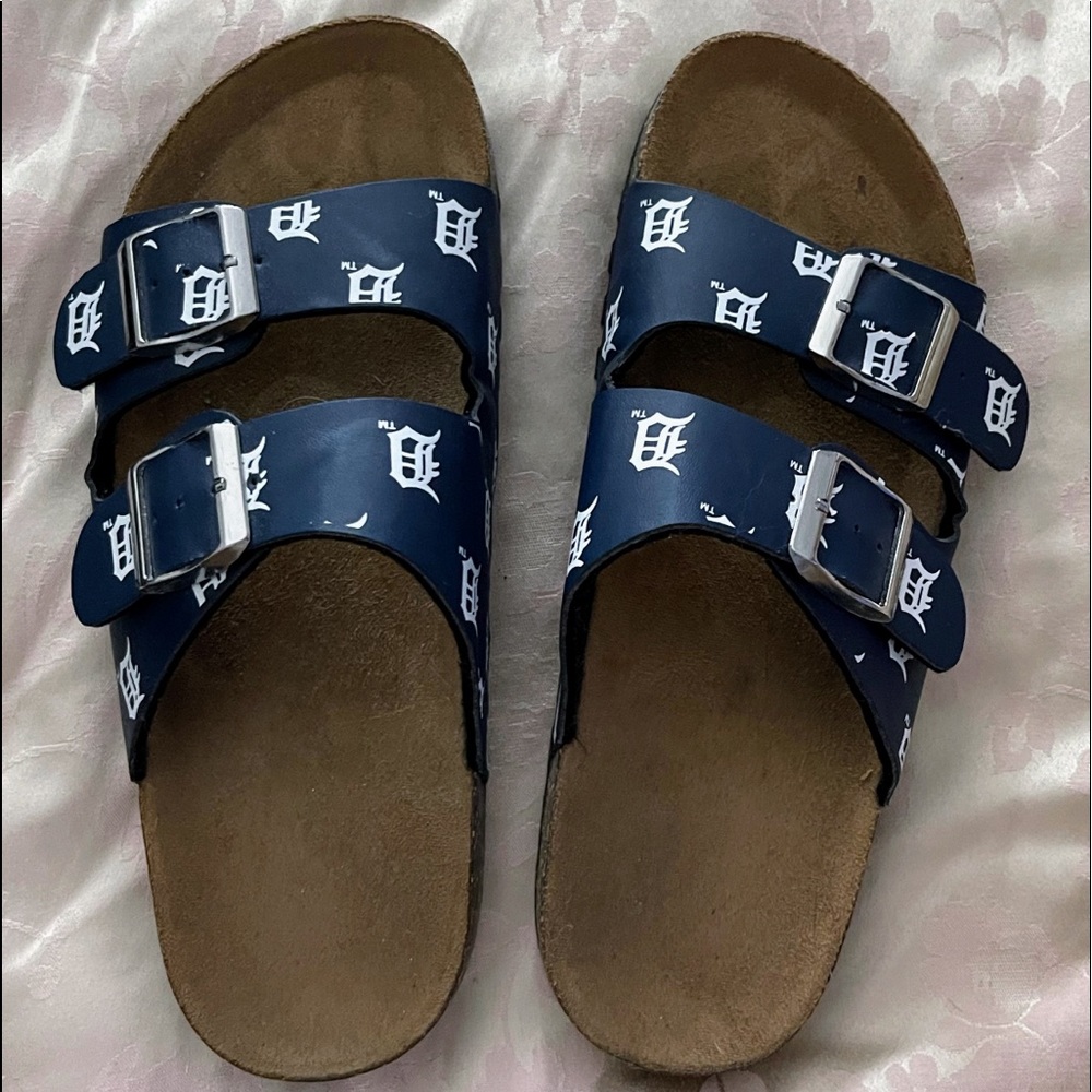 Like new women’s Medium (7-8) Detroit Tigers cork sandals